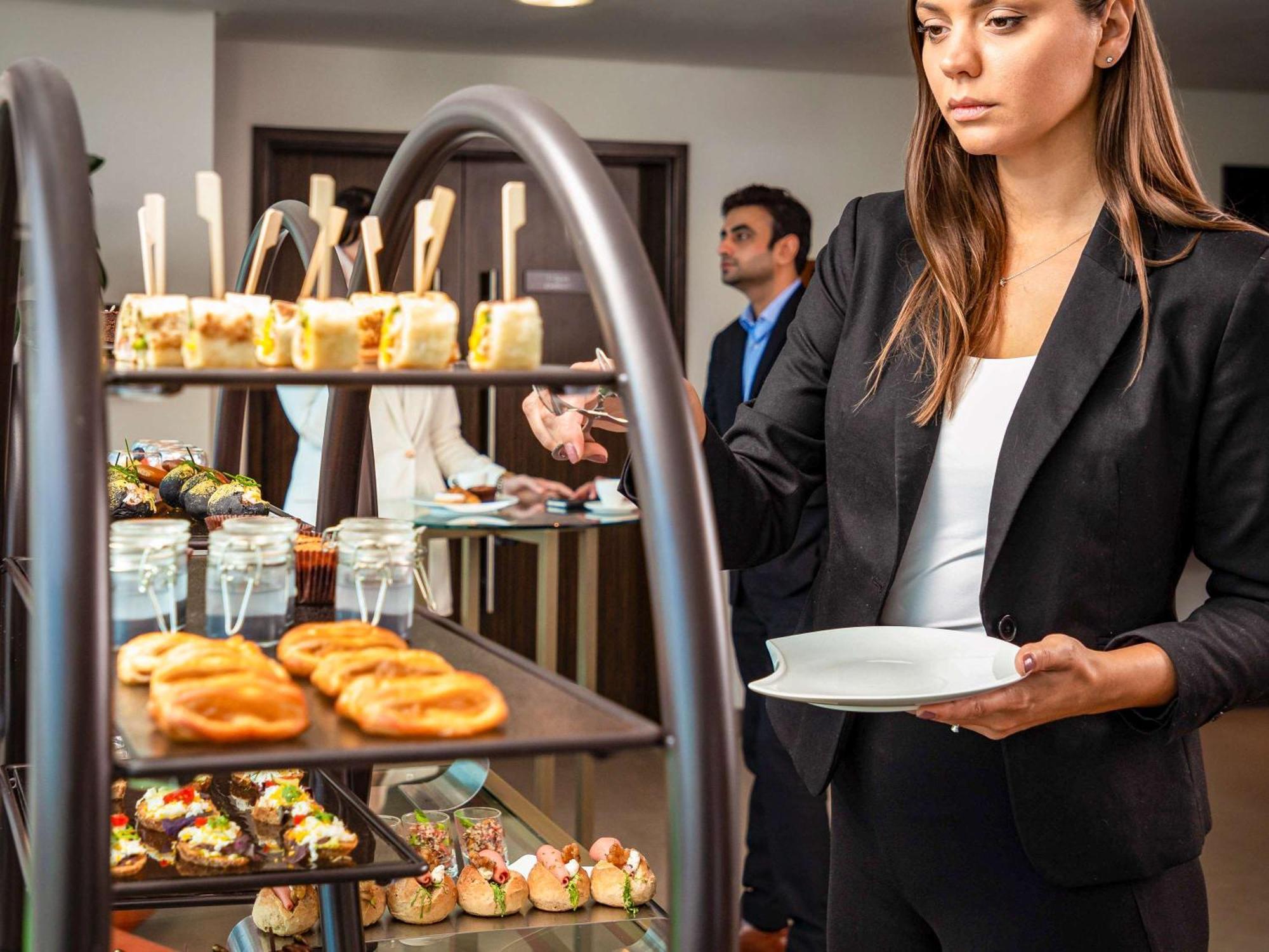 Pullman Dubai Jumeirah Lakes Towers Екстериор снимка A buffet