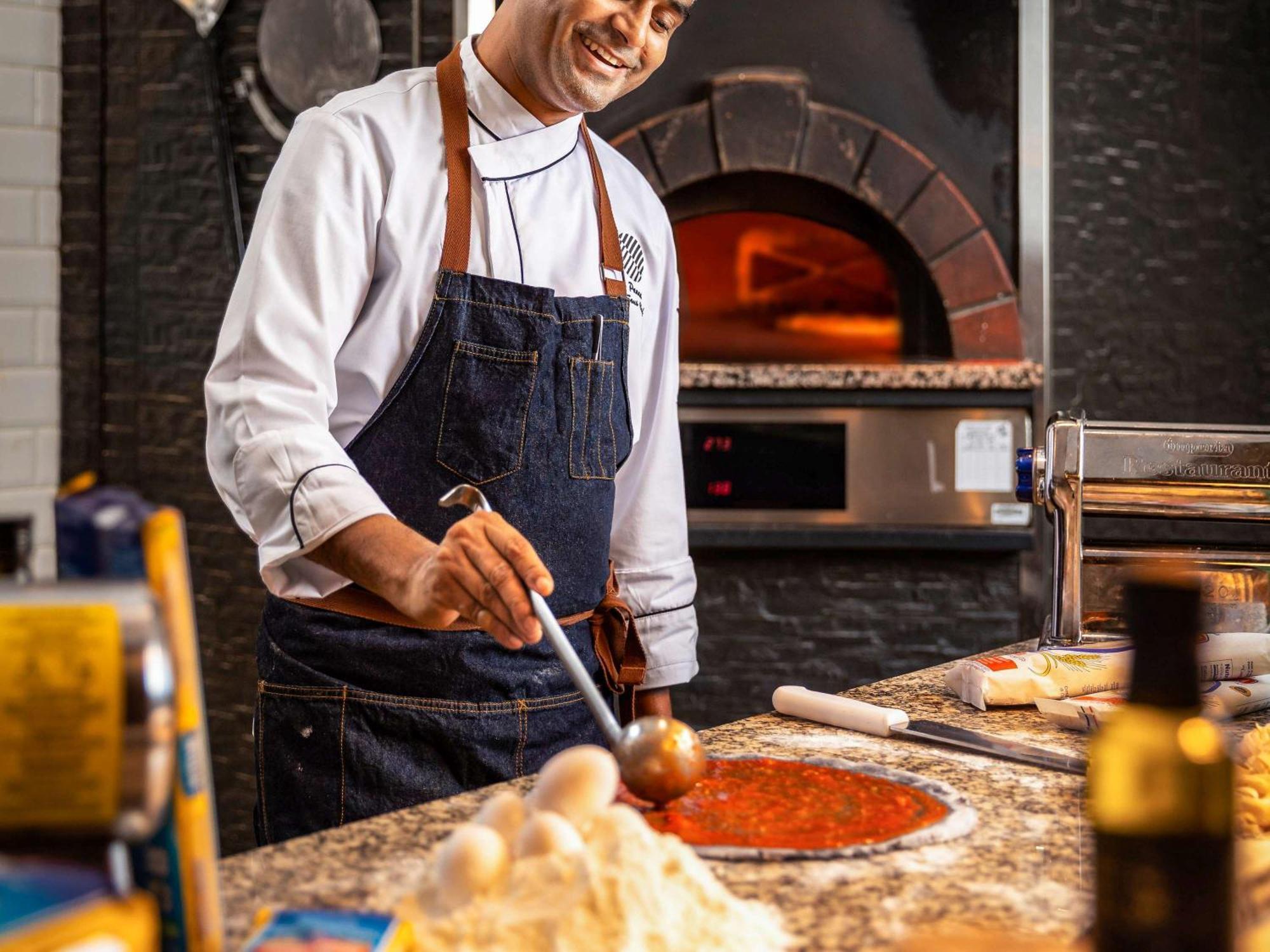 Pullman Dubai Jumeirah Lakes Towers Екстериор снимка A pizzaiolo preparing a pizza