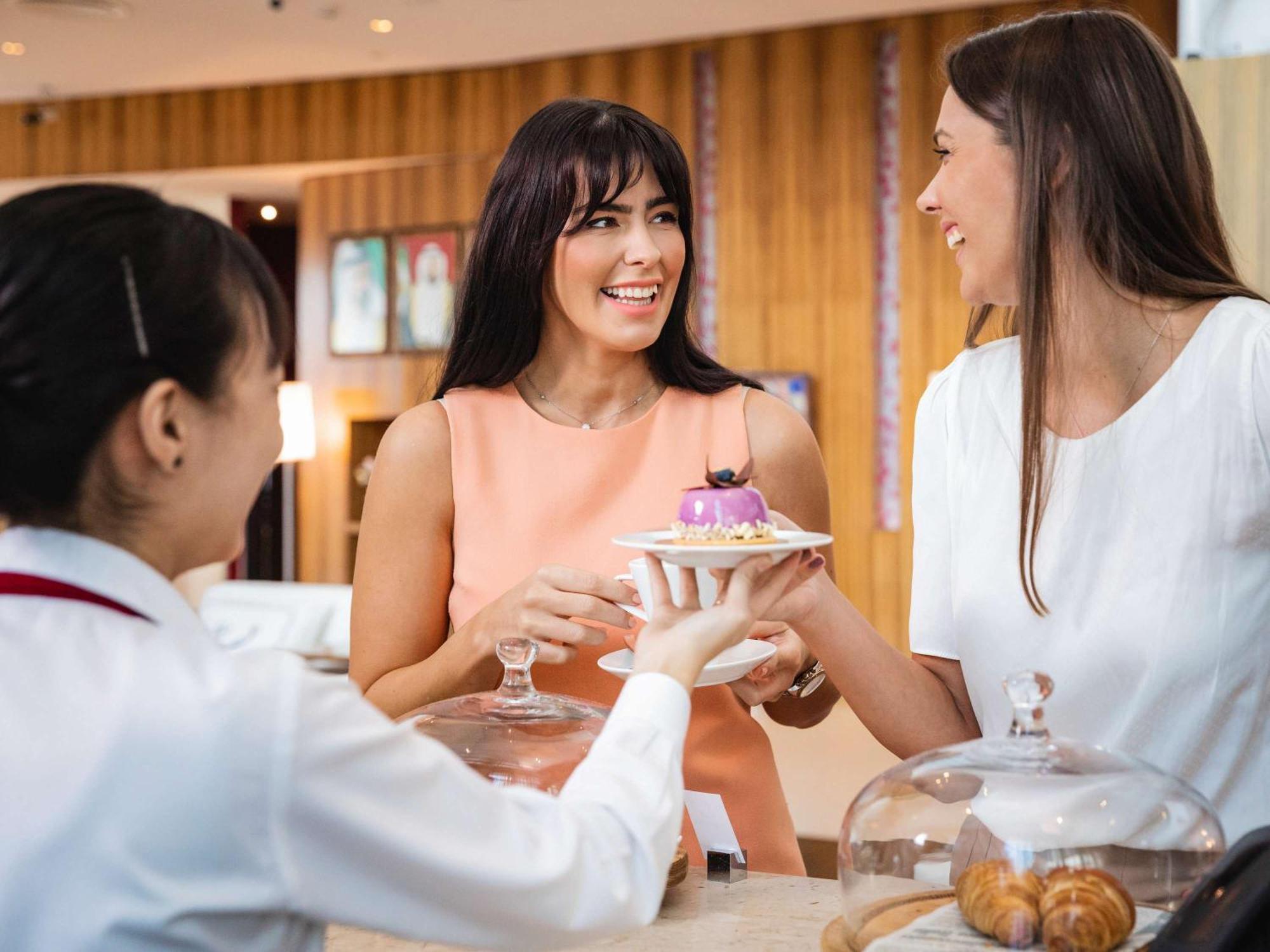 Pullman Dubai Jumeirah Lakes Towers Екстериор снимка A guest being served at the lounge