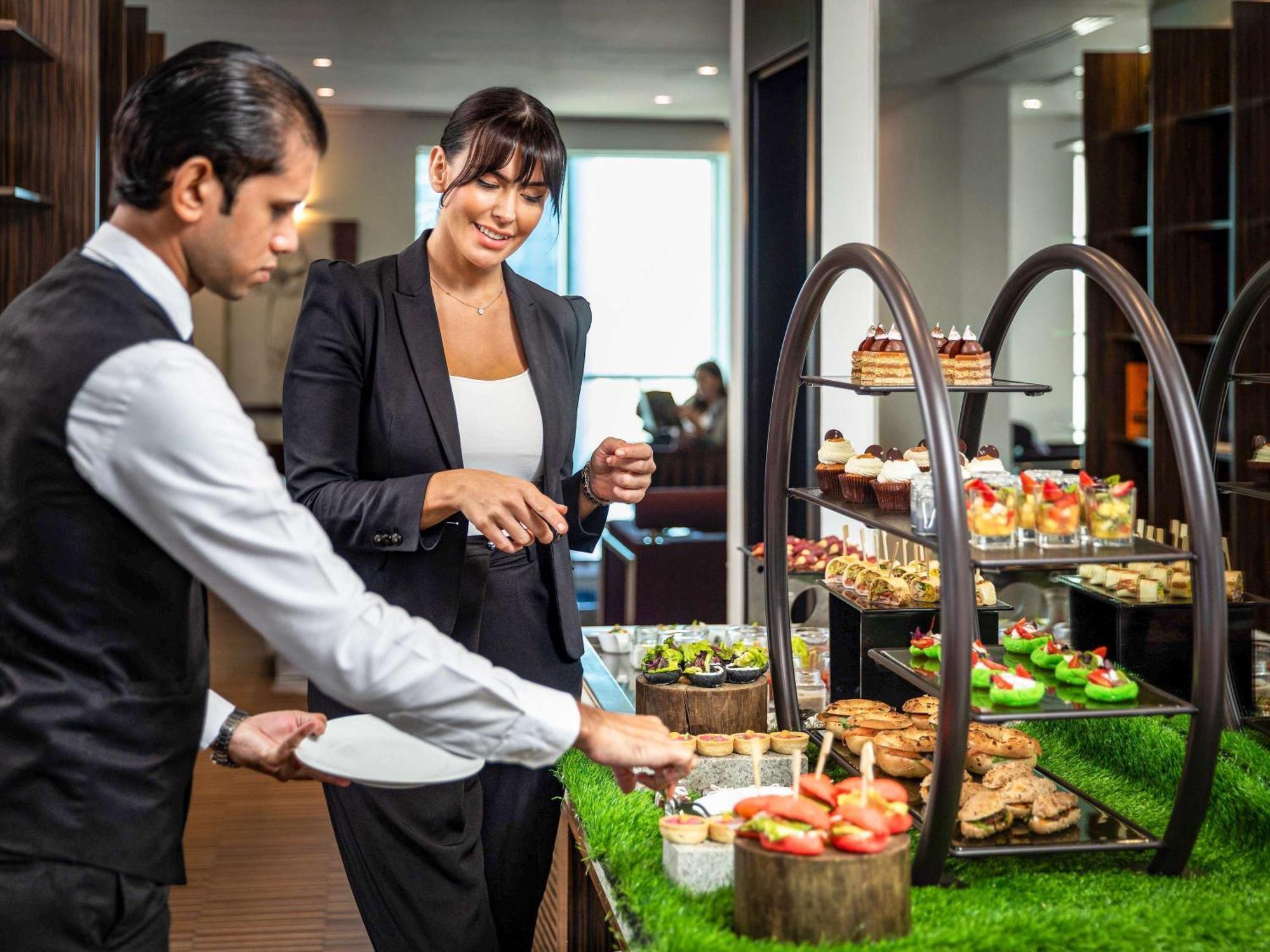 Pullman Dubai Jumeirah Lakes Towers Екстериор снимка A guest being served at a buffet