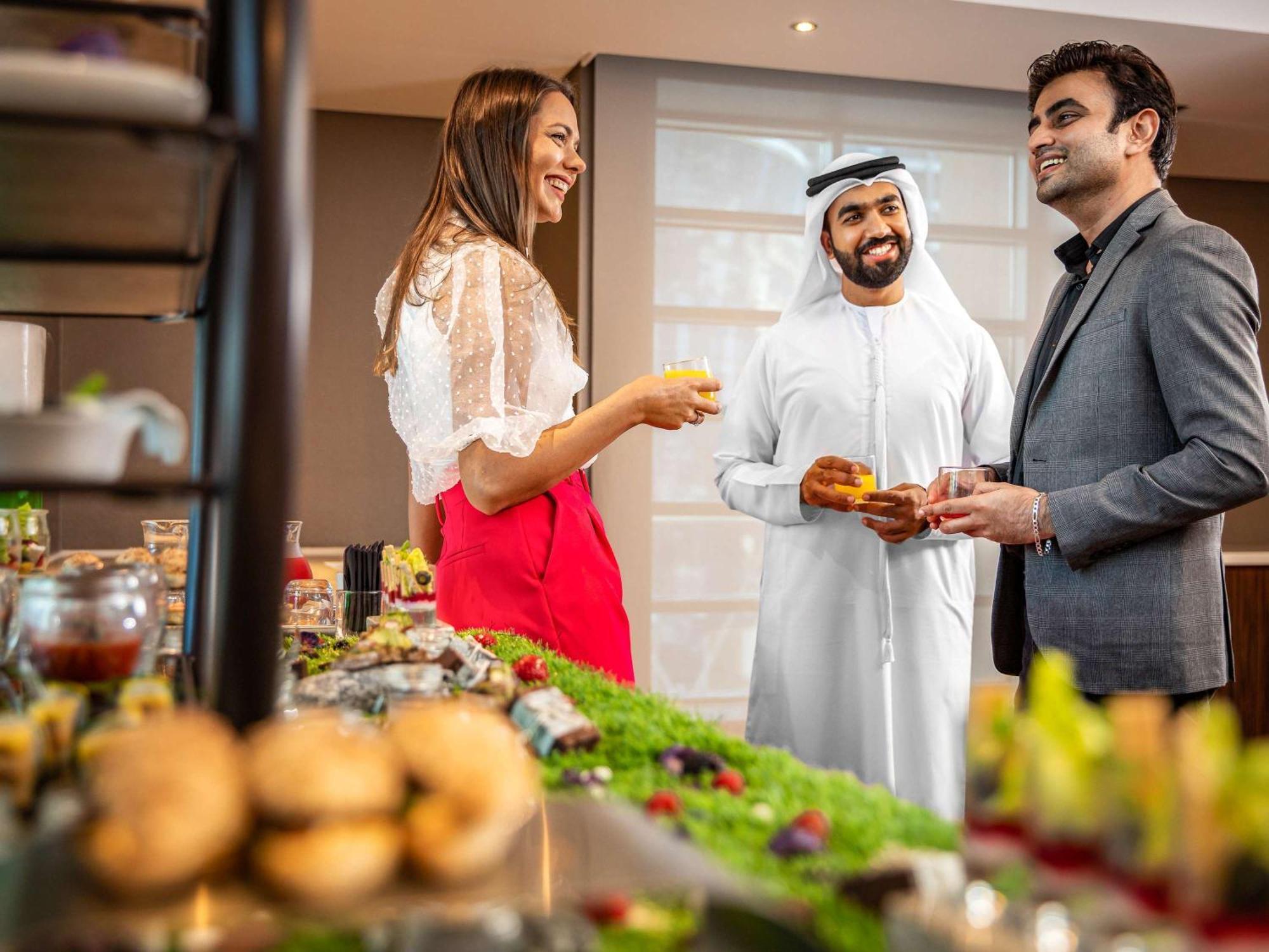 Pullman Dubai Jumeirah Lakes Towers Екстериор снимка A buffet at a hotel